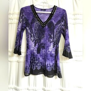 Beautiful bell sleeve top. Size small. Final price.